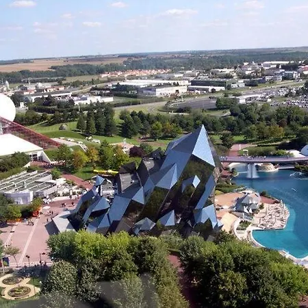 Luxury In France With Pool And Garden