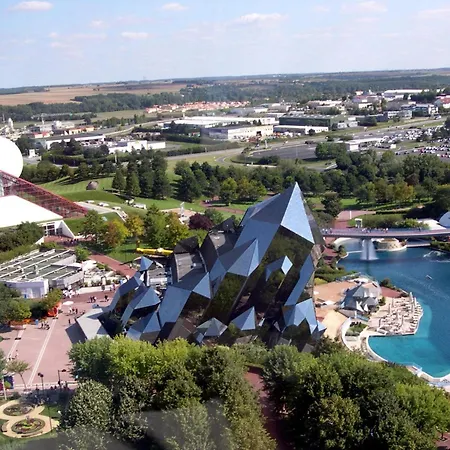 Luxury In France With Pool And Garden فيلة
